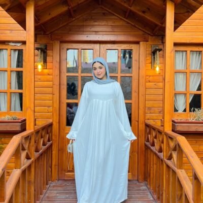 عباية فاخرة  حياء أنيقة سي واي مستورد لوان ابيض